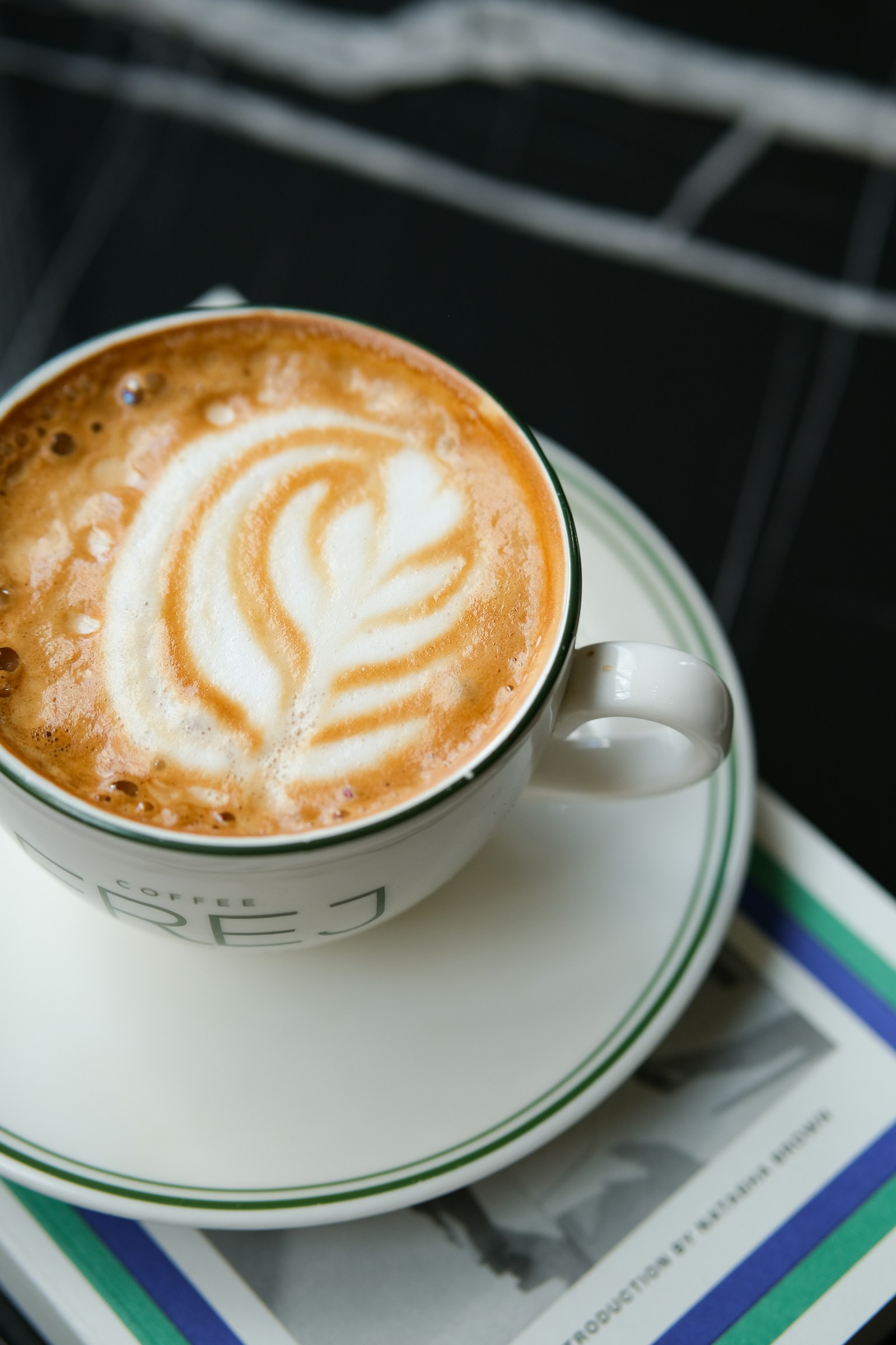 Flat White — örnek sütlü kahve — örnek ürün fotoğrafı